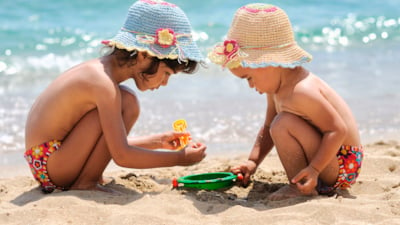 Barn på stranden, sommer og sol og lek
