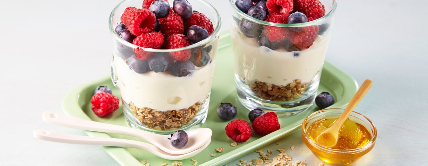 Frokostglass med yoghurt, bær og honningristede havregryn