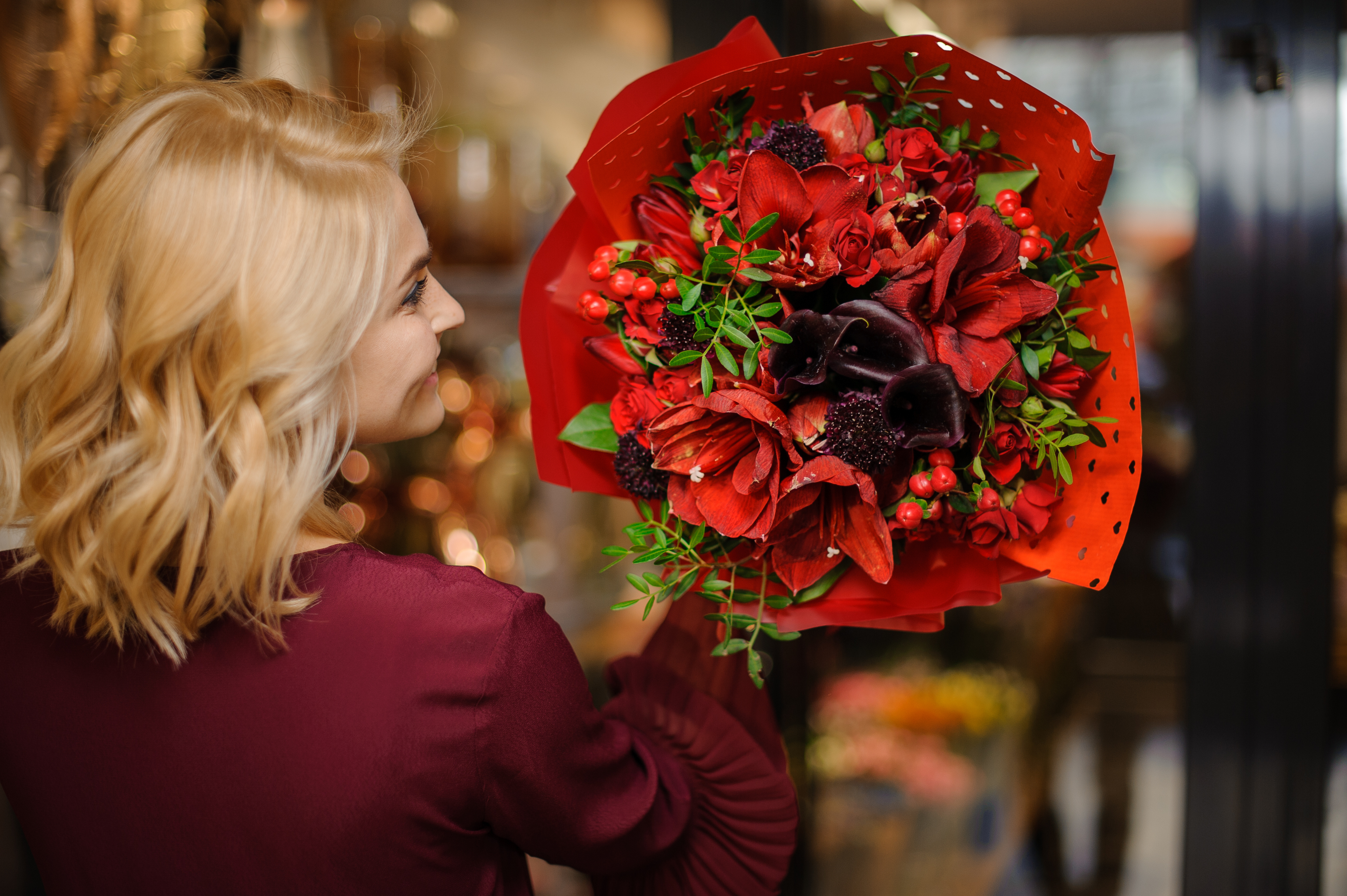 Dame som holder bukett med juleblomster