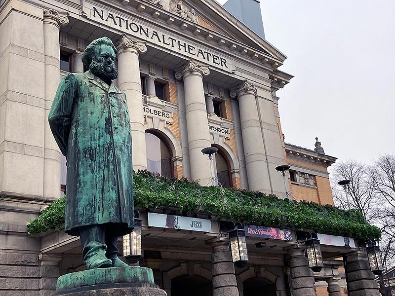 Statue av Henrik Ibsen foran Nationaltheateret i Oslo