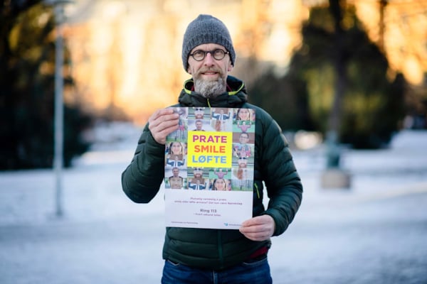 Thoralf Bergersen med PRATE-SMILE-LØFTE plakat