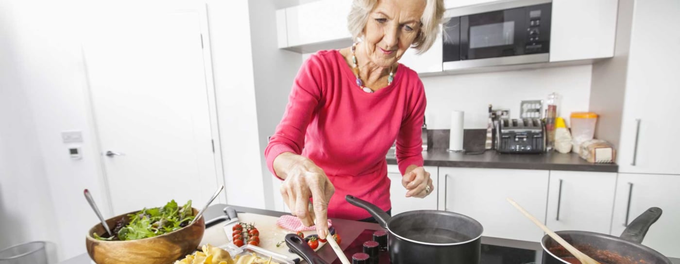 Eldre dame lager middag