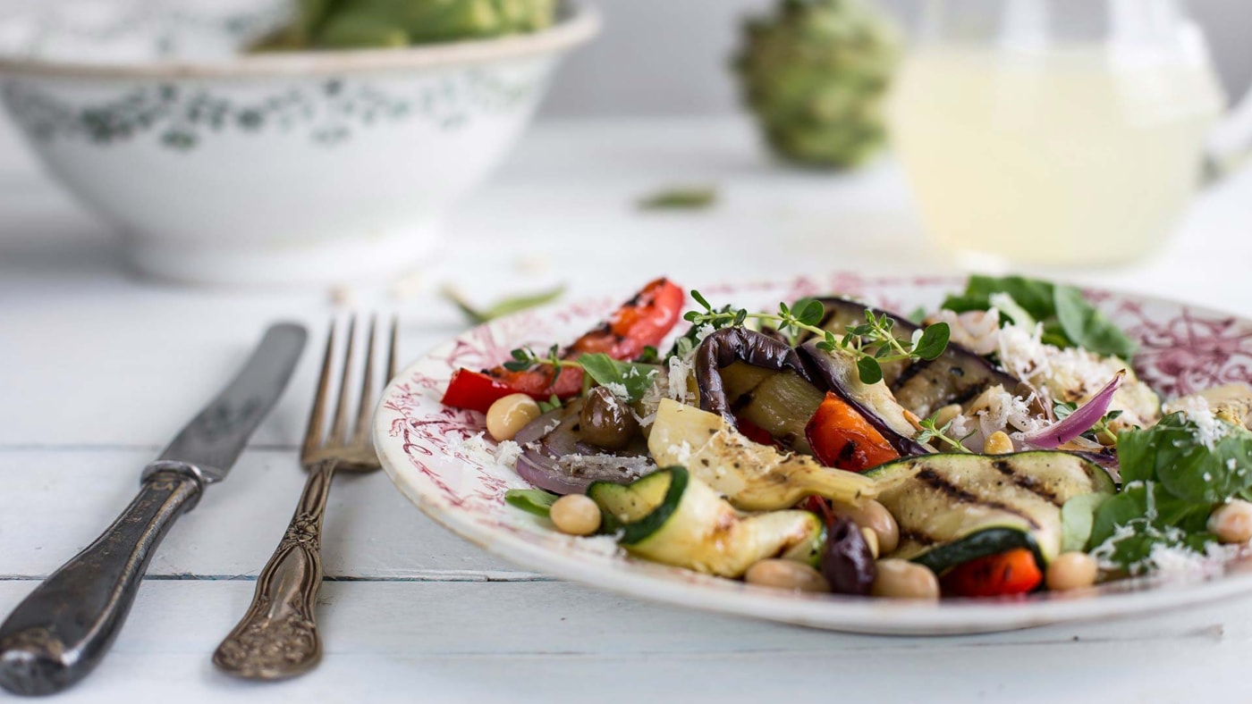 Salat med grillede grønnsaker og hvite bønner