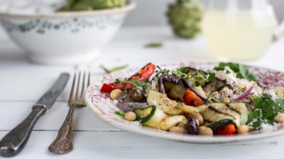 Salat med grillede grønnsaker og hvite bønner