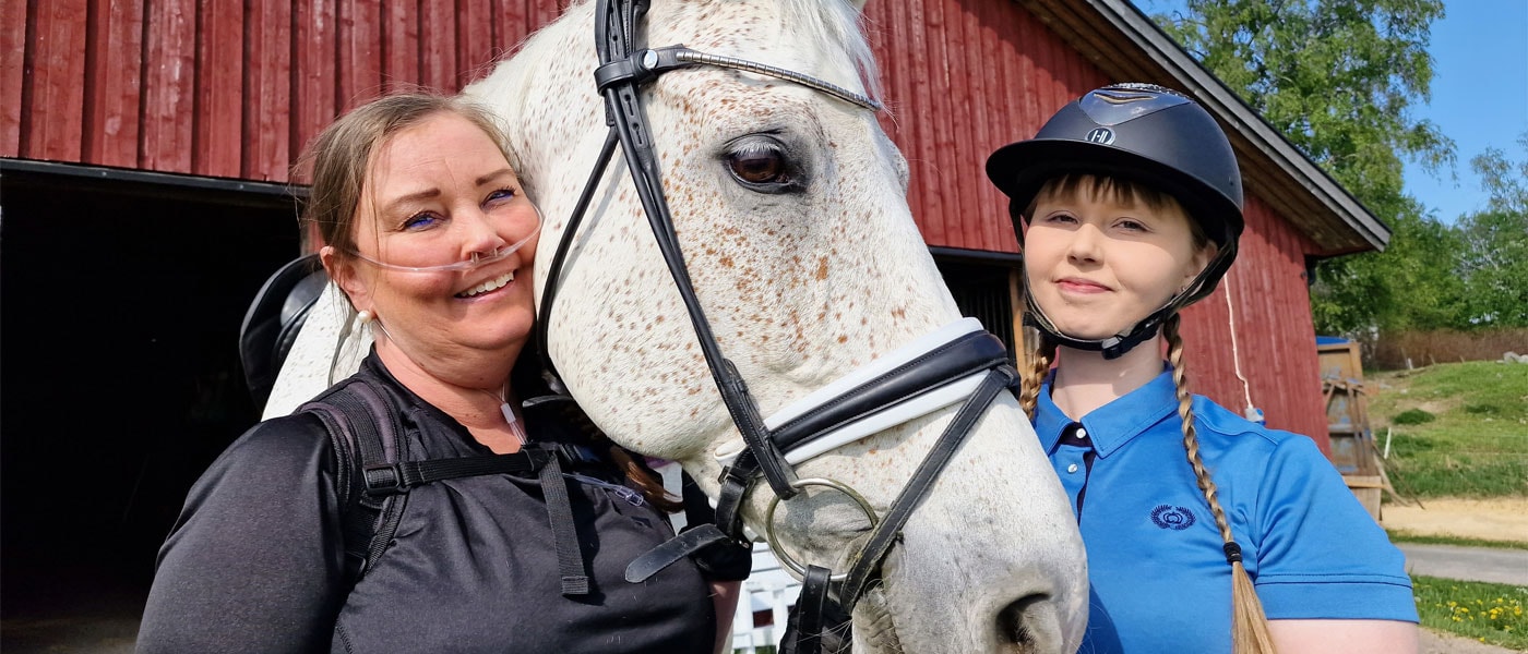 Gry Sinnerud og datteren Benedicte sammen med sin hvite hest