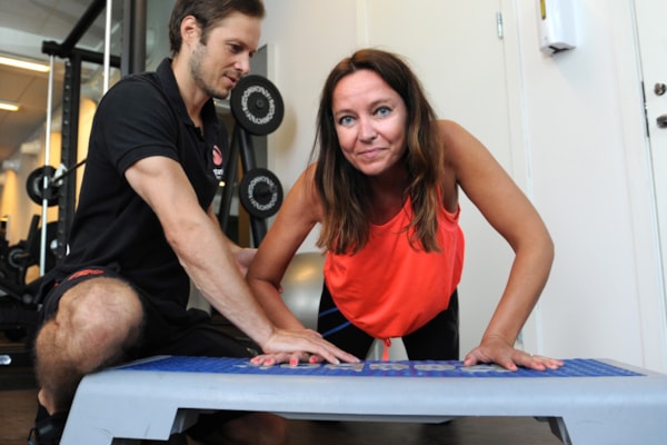 Ragnhild i treningsstudio med PT