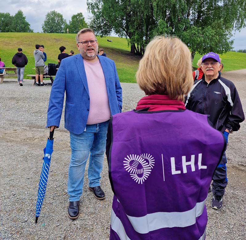 Varaordfører i Ullensaker kommune, Børre Lien Hansen, Eva og Trond Fjell ledet an torsdagstrimmen med en sporty gjeng fra LHL Ullensaker med en gåtur rundt Nordbytjernet i anledning LHL-dagene.