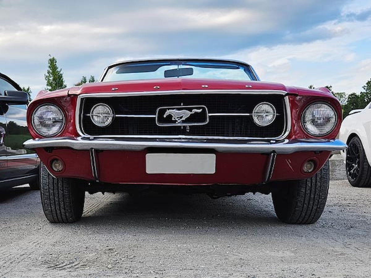 Bilde av eldre modell Ford Mustang