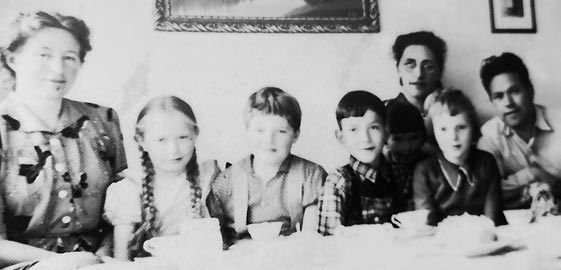 Hans Ragnar Mathiesen med sine pleieforeldre