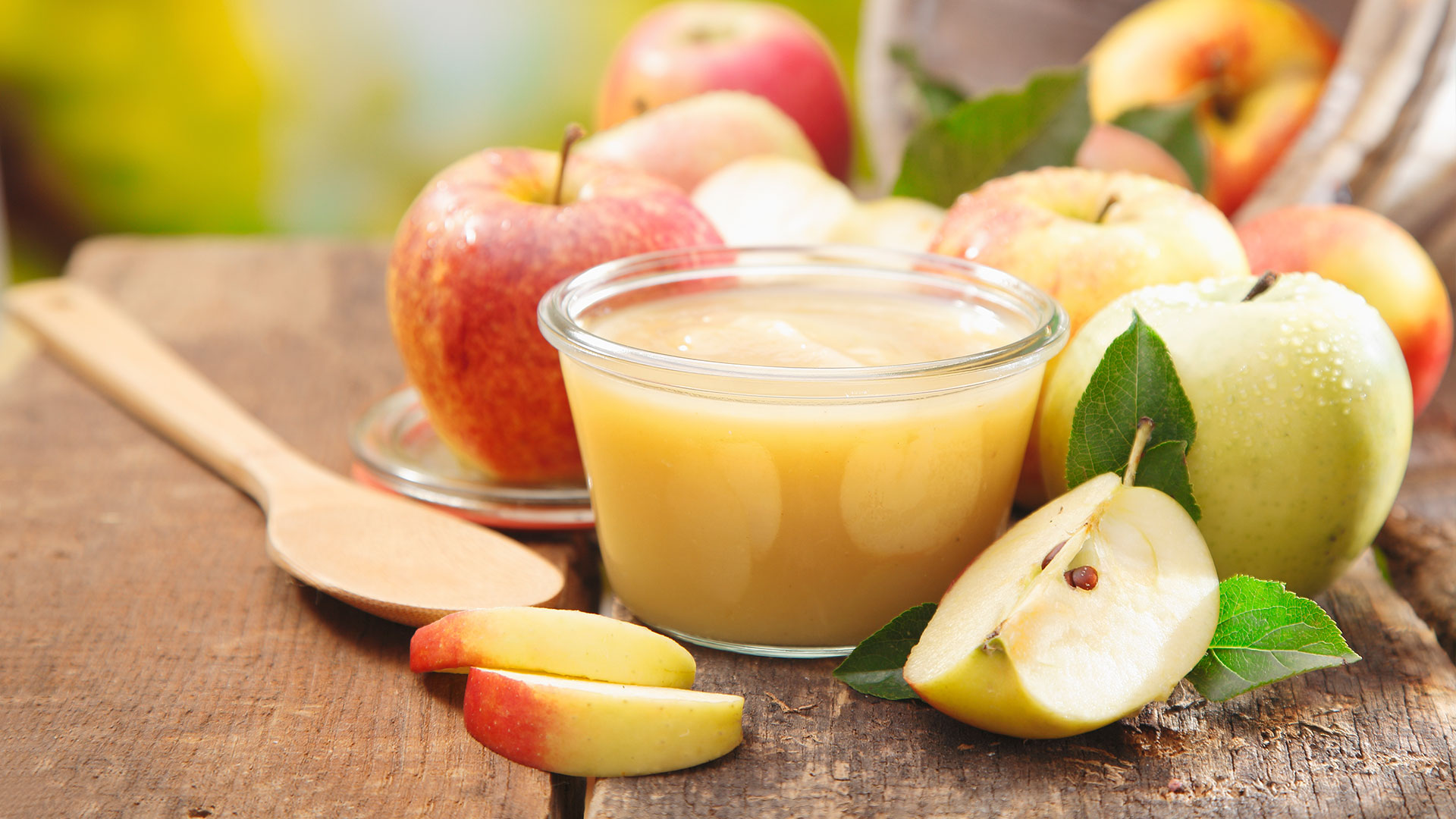 Bilde av epler og ett glass med eplepure.