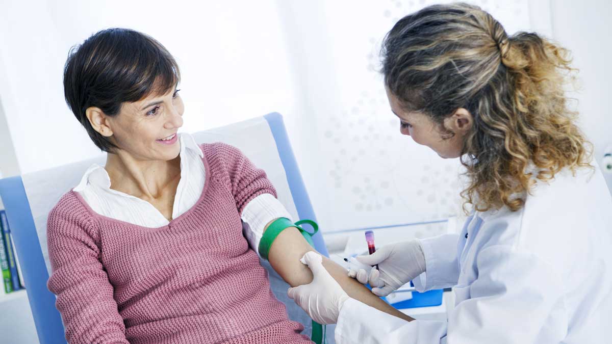 Bilde av en kvinne som får tatt en blodprøve på sykehuset.