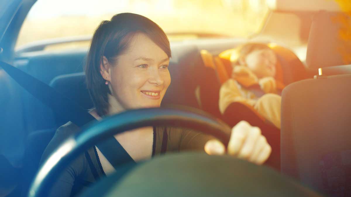 Bilde av en mor og et barn i bilen.