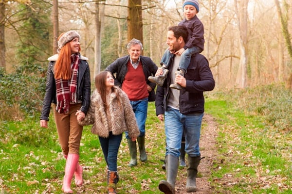 Familie på tur i skogen