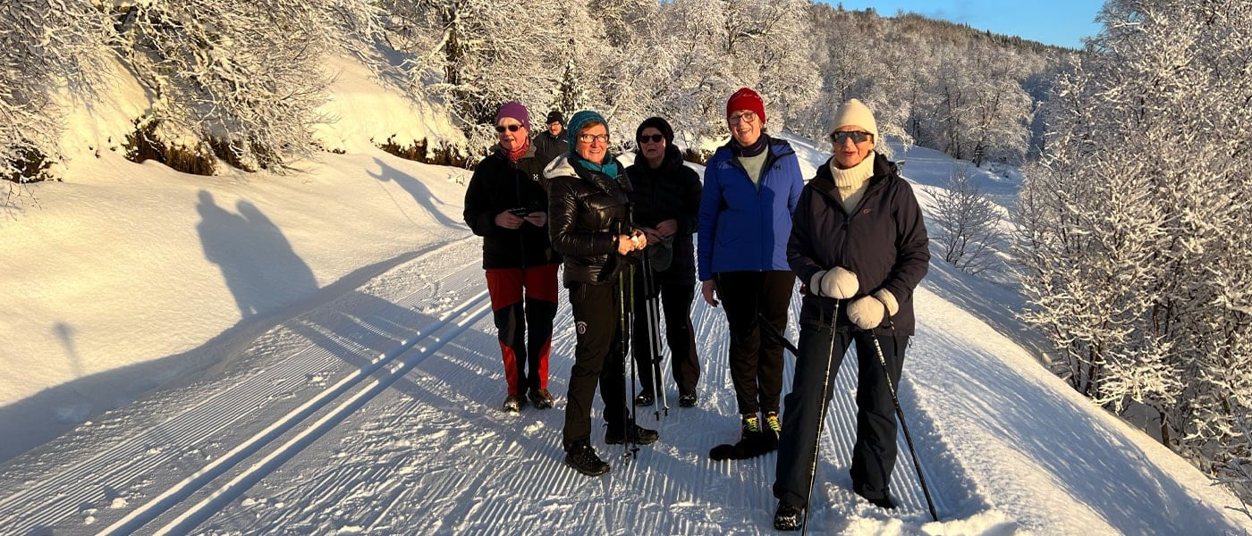 Gruppe fra LHL Hadsel på tur utendørs i vinterskogen